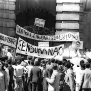 TEATRO=SÃO PAULO Pessoal do teatro em greve contra a Censura, nas escadas do Teatro Municipal 12.02.1968